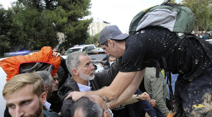 King Felipe VI of Spain was praised for standing his ground when pelted with mud by angry flood victims, while the Prime Minister and other officials quickly left the scene.