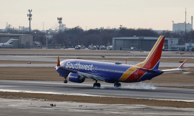 Pilot Removed from Cockpit for Intoxication