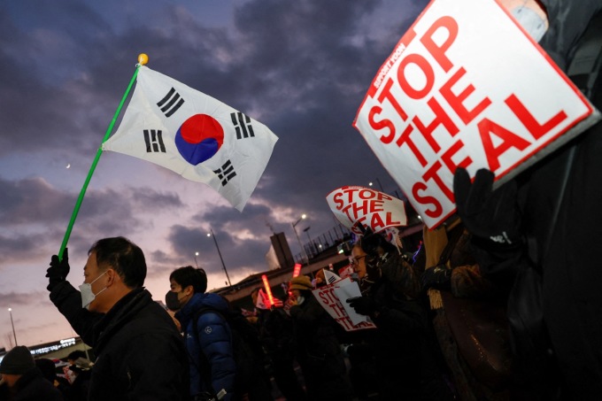 South Koreans Call on Trump to 'Save' President Yoon